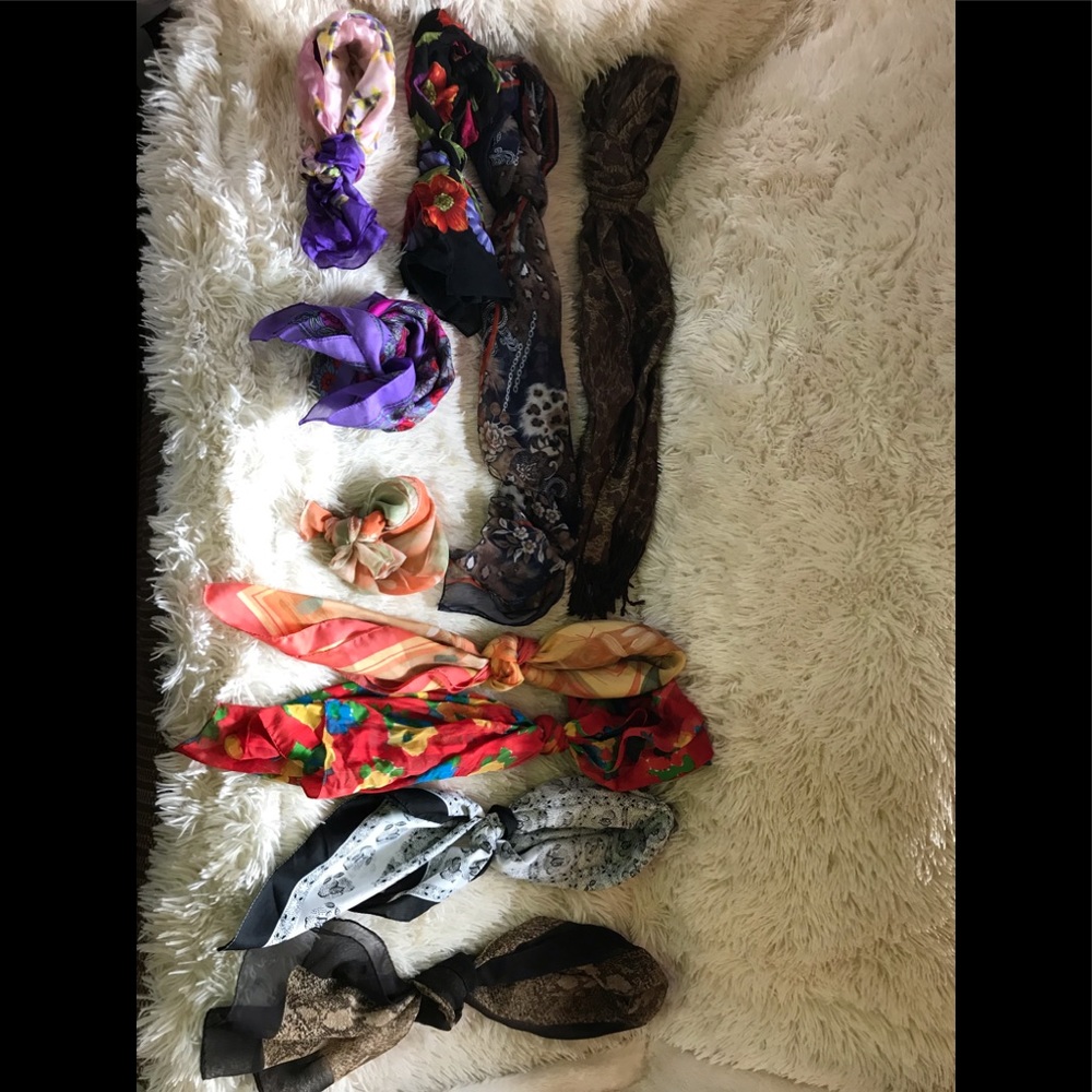 A bundle of 10 beautiful scarves! - Picture 3 of 8